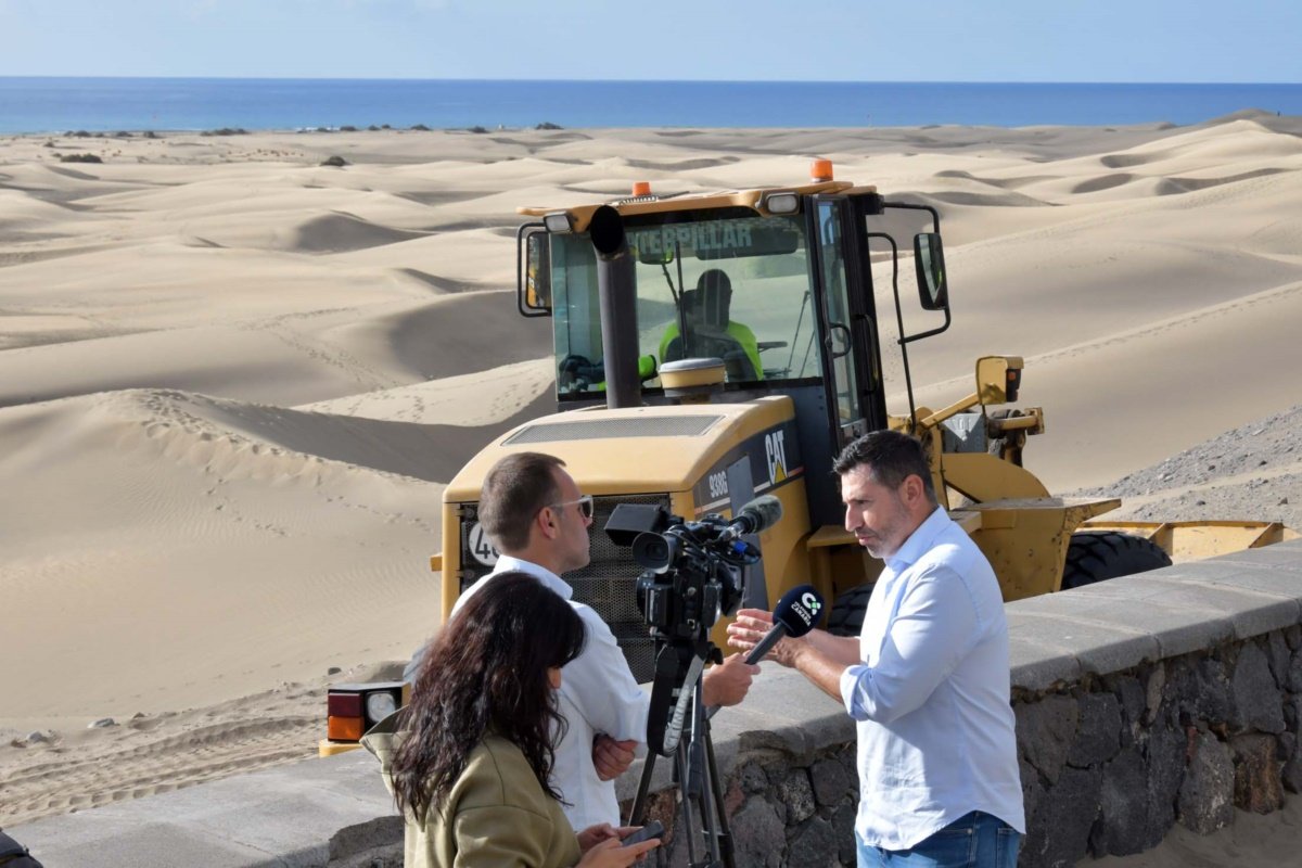 La Concejalía de Limpieza traslada 78.000 kilos de arena desde el paseo a la orilla de Playa del Inglés