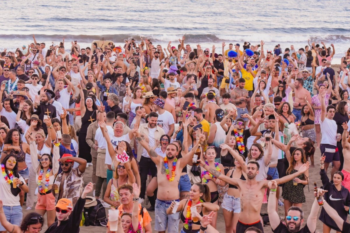Cerca de 3000 personas bailan al son del Carnaval al Sol de Playa del Inglés con Los40
