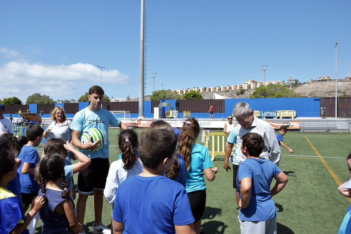 El Campo David García se convierte en patio de juego y convivencia para más de 1.200 escolares de Maspalomas