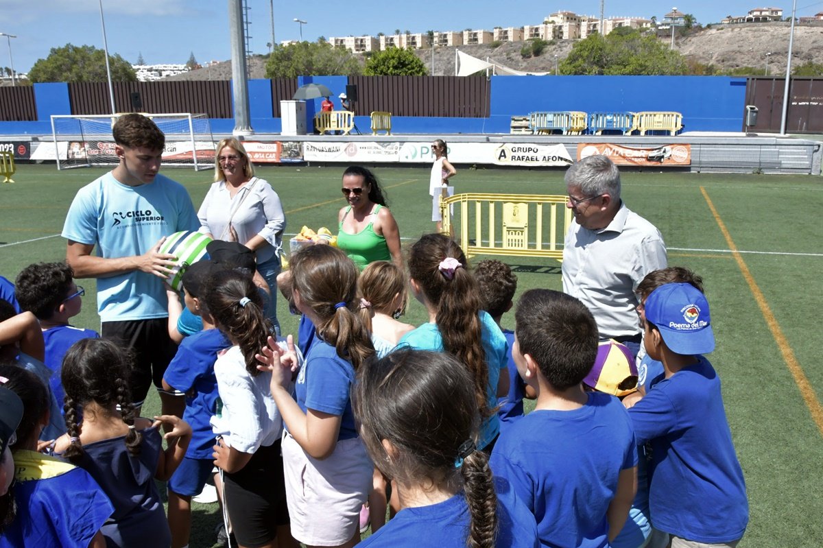 El Campo David García se convierte en patio de juego y convivencia para más de 1.200 escolares de Maspalomas