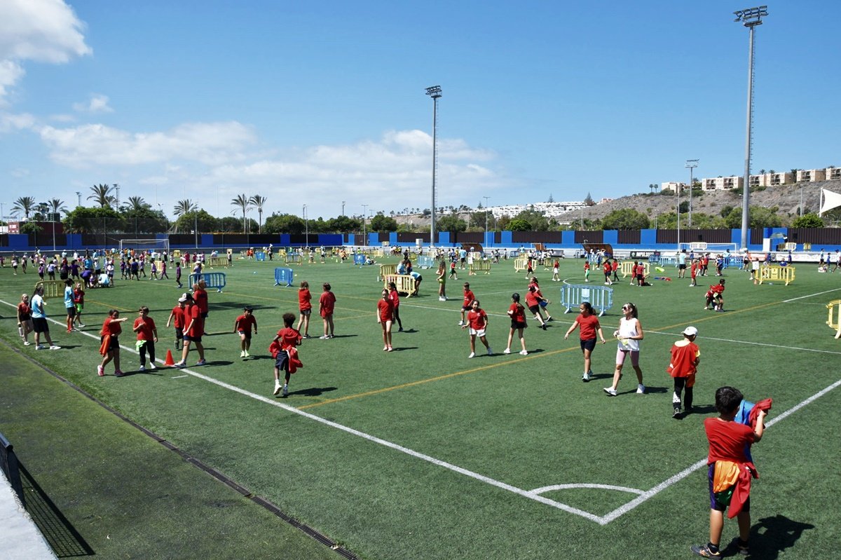 El Campo David García se convierte en patio de juego y convivencia para más de 1.200 escolares de Maspalomas