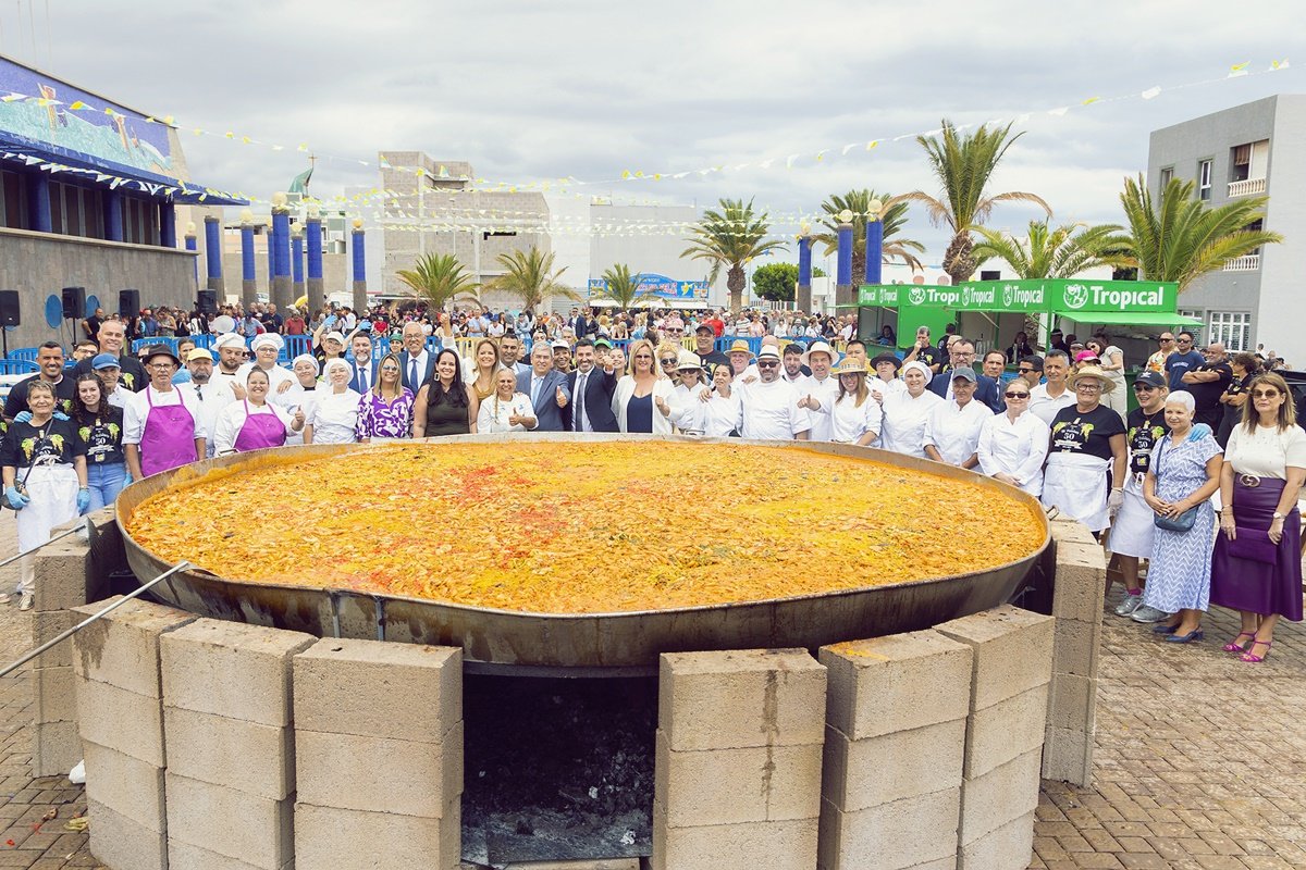 350 kilos de arroz y 750 litros de caldo, la base de la Gran Paella de El Tablero servida para 5.000 personas