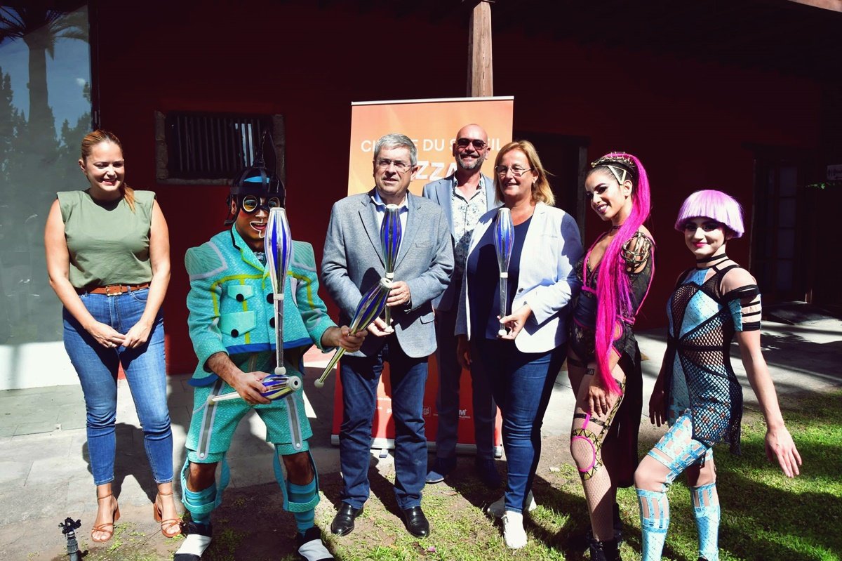 Artistas de BAZZAR visitan al alcalde de San Bartolomé de Tirajana, Marco Aurelio Pérez Sánchez
