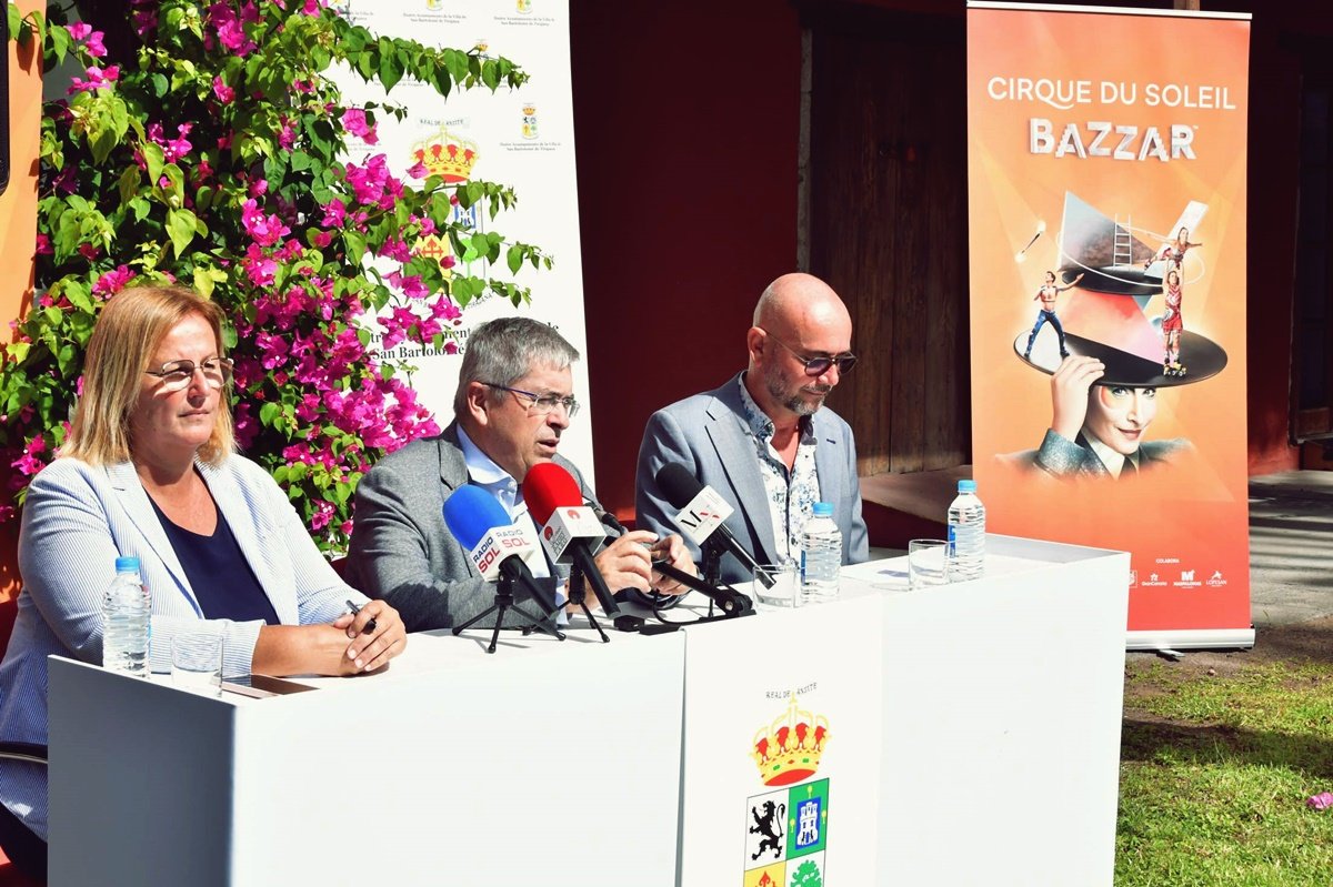 Artistas de BAZZAR visitan al alcalde de San Bartolomé de Tirajana, Marco Aurelio Pérez Sánchez