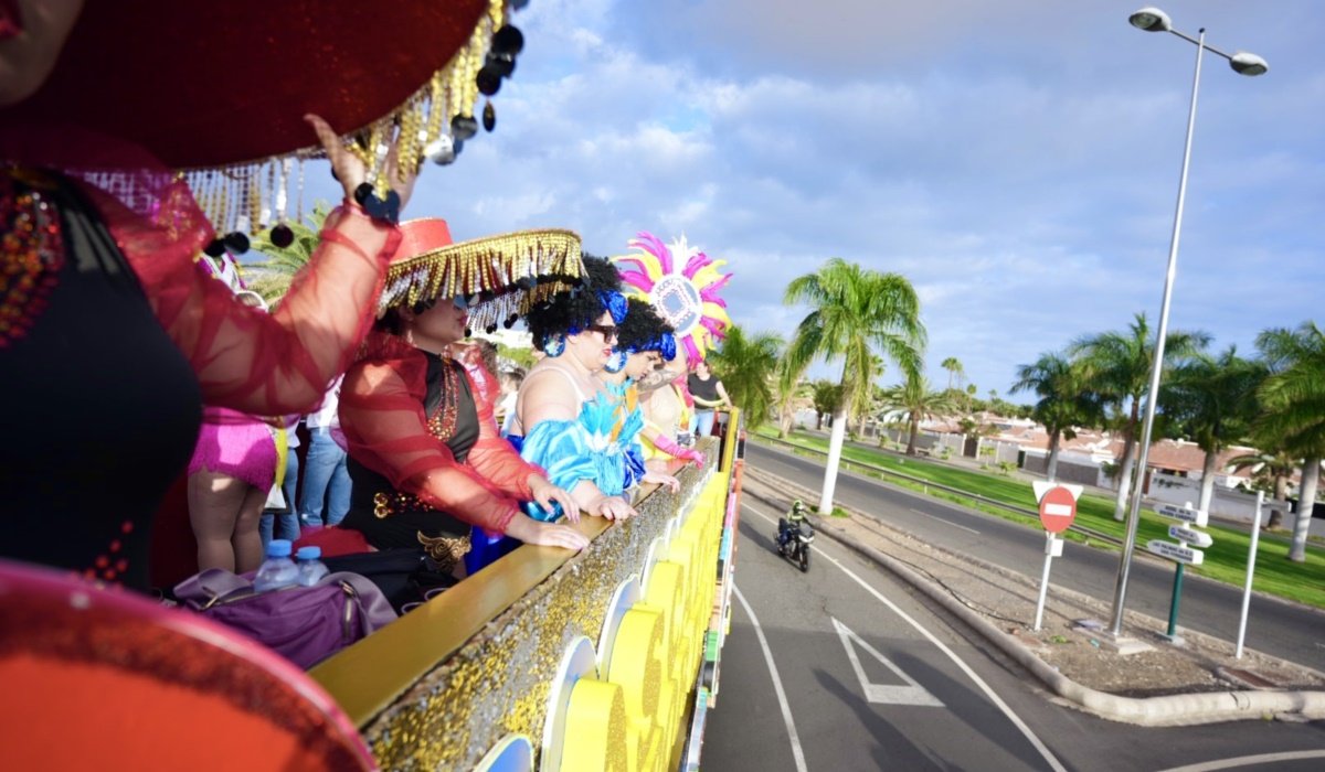 Las calles del sur reciben con alegría al desfile anunciador del Carnaval Internacional de Maspalomas 2025