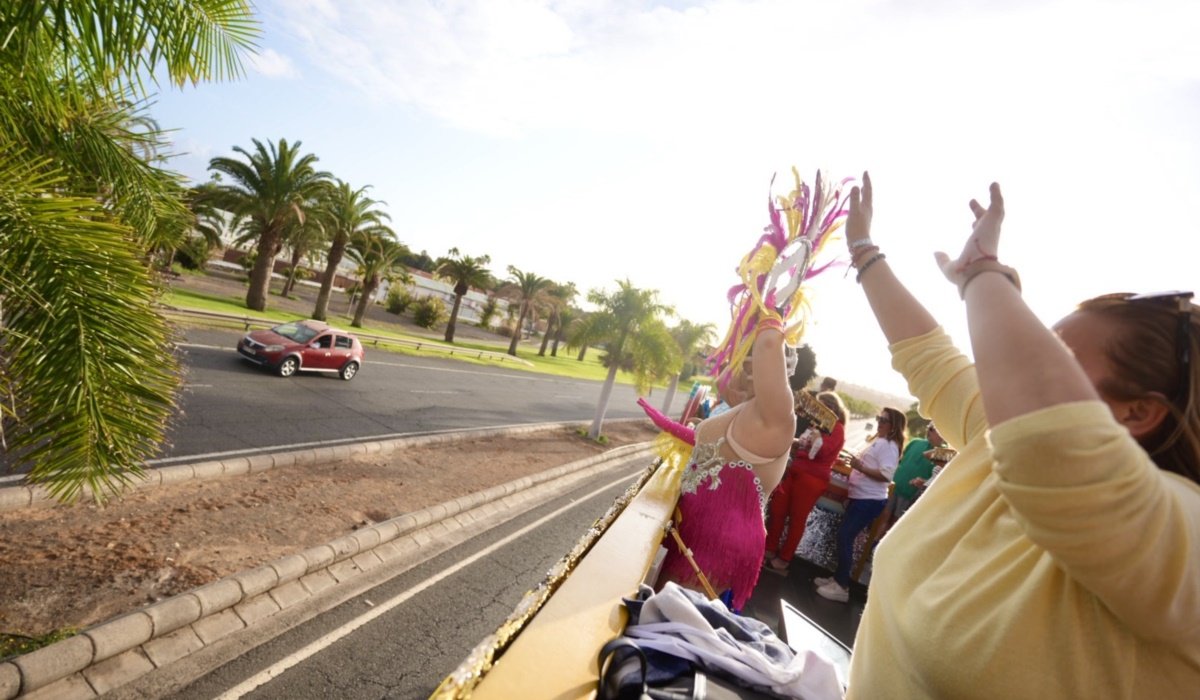 Las calles del sur reciben con alegría al desfile anunciador del Carnaval Internacional de Maspalomas 2025