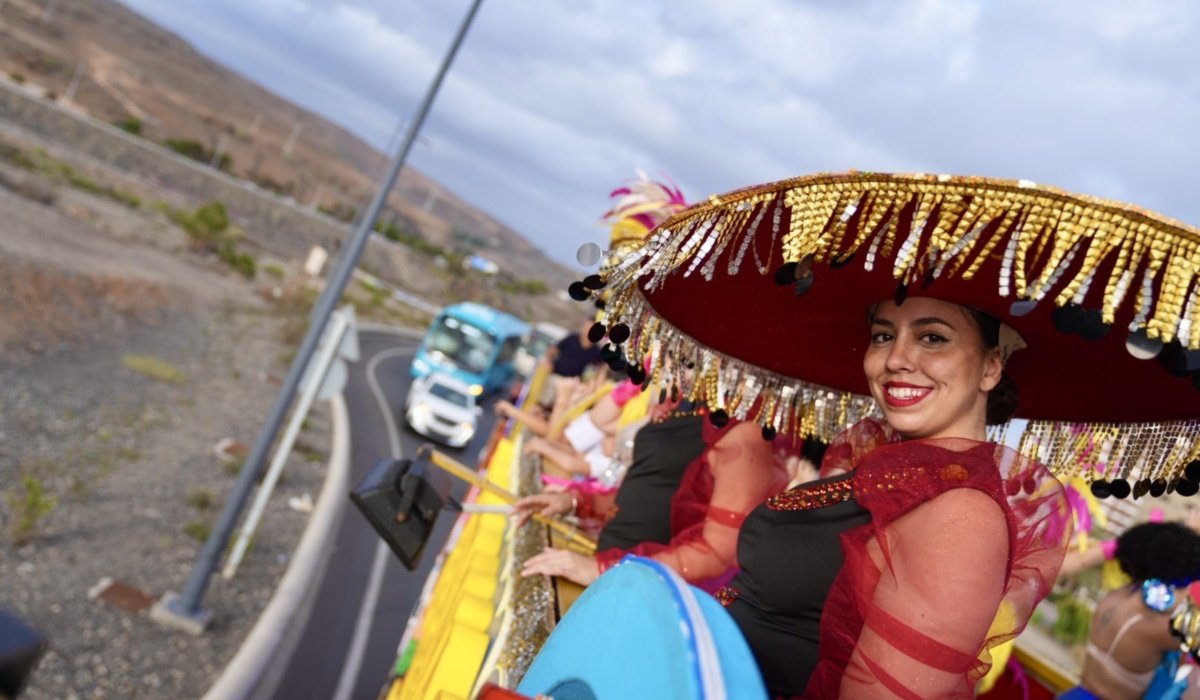 Las calles del sur reciben con alegría al desfile anunciador del Carnaval Internacional de Maspalomas 2025