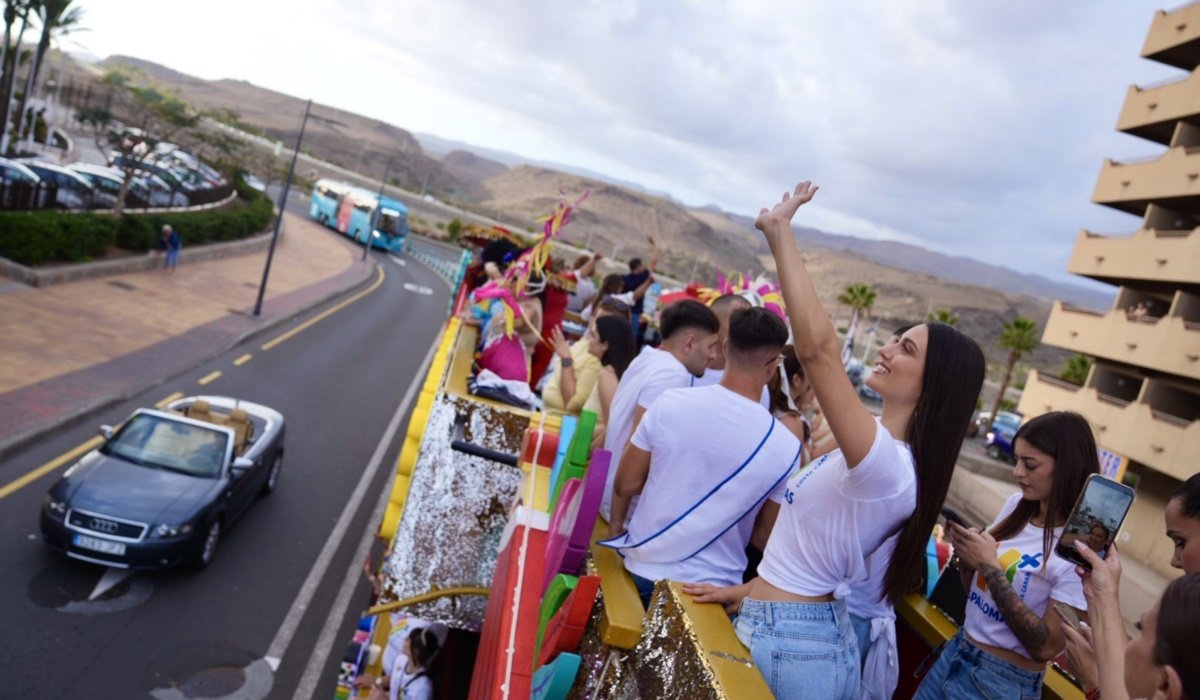 Las calles del sur reciben con alegría al desfile anunciador del Carnaval Internacional de Maspalomas 2025