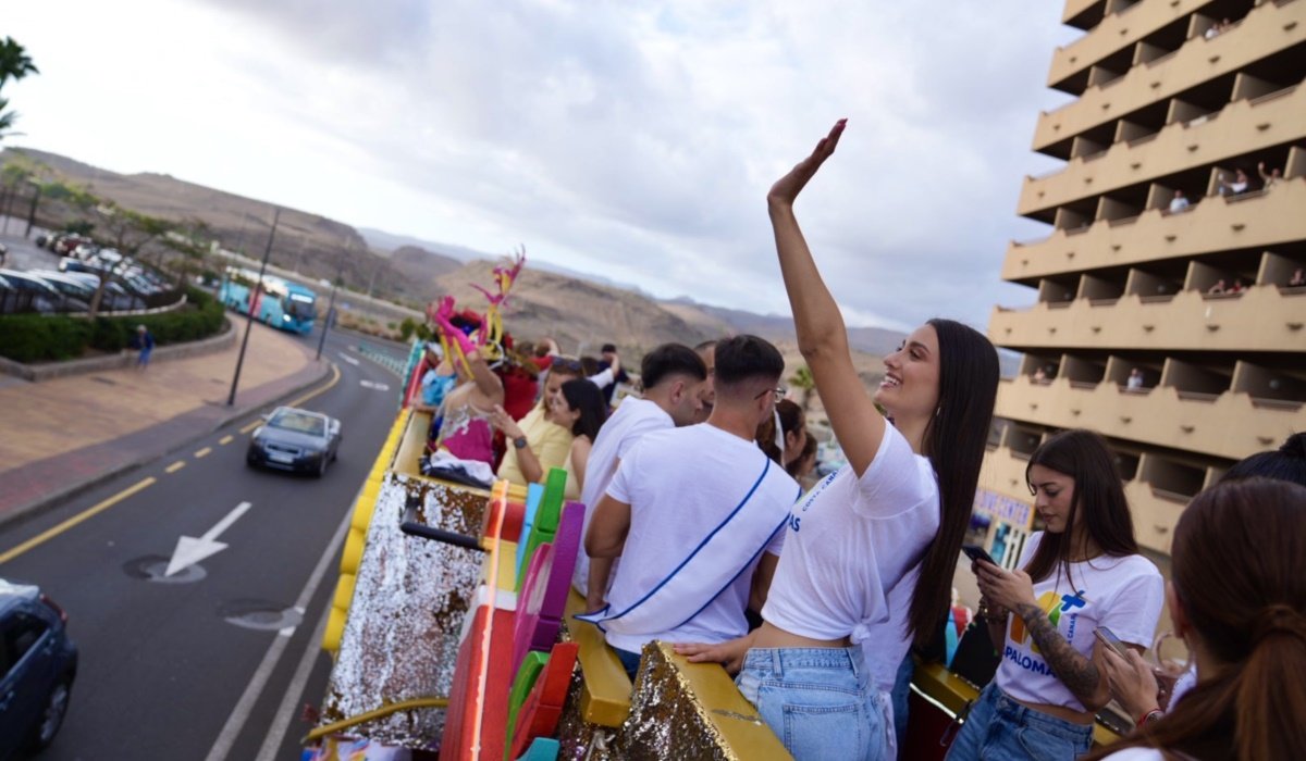 Las calles del sur reciben con alegría al desfile anunciador del Carnaval Internacional de Maspalomas 2025