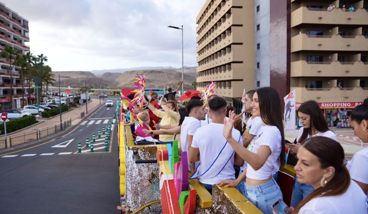 Las calles del sur reciben con alegría al desfile anunciador del Carnaval Internacional de Maspalomas 2025