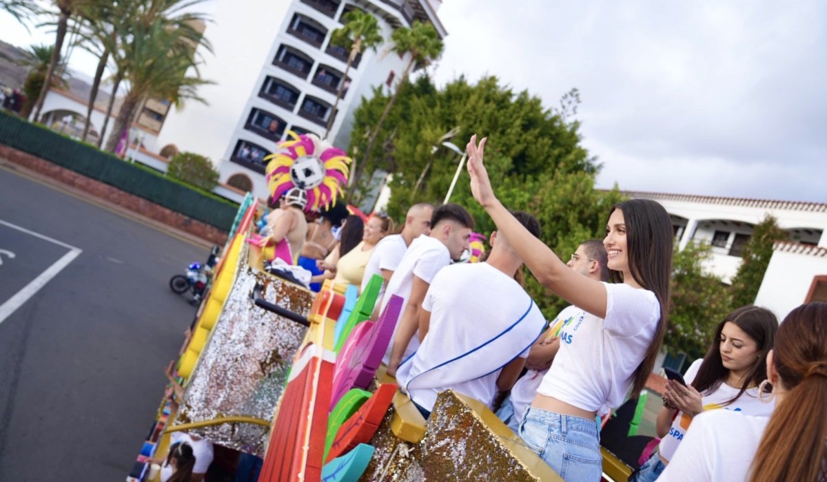 Las calles del sur reciben con alegría al desfile anunciador del Carnaval Internacional de Maspalomas 2025