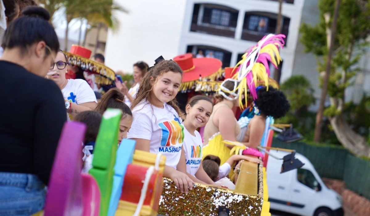 Las calles del sur reciben con alegría al desfile anunciador del Carnaval Internacional de Maspalomas 2025