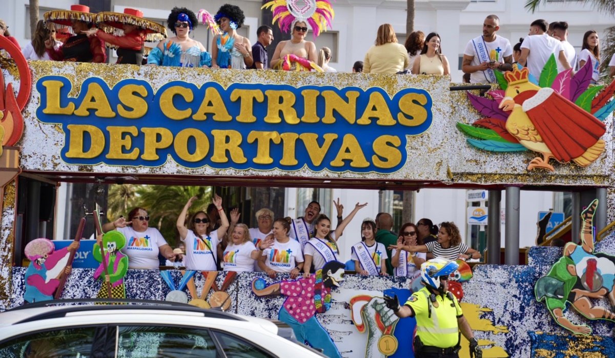 Las calles del sur reciben con alegría al desfile anunciador del Carnaval Internacional de Maspalomas 2025