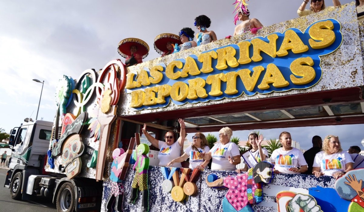 Las calles del sur reciben con alegría al desfile anunciador del Carnaval Internacional de Maspalomas 2025