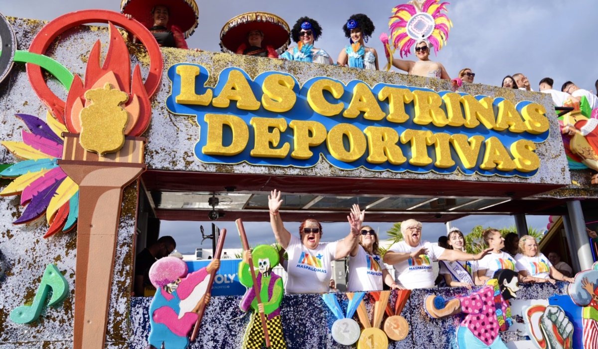 Las calles del sur reciben con alegría al desfile anunciador del Carnaval Internacional de Maspalomas 2025