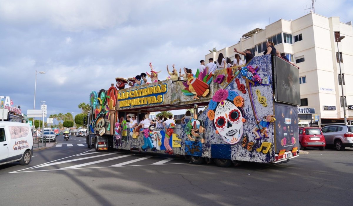 Las calles del sur reciben con alegría al desfile anunciador del Carnaval Internacional de Maspalomas 2025
