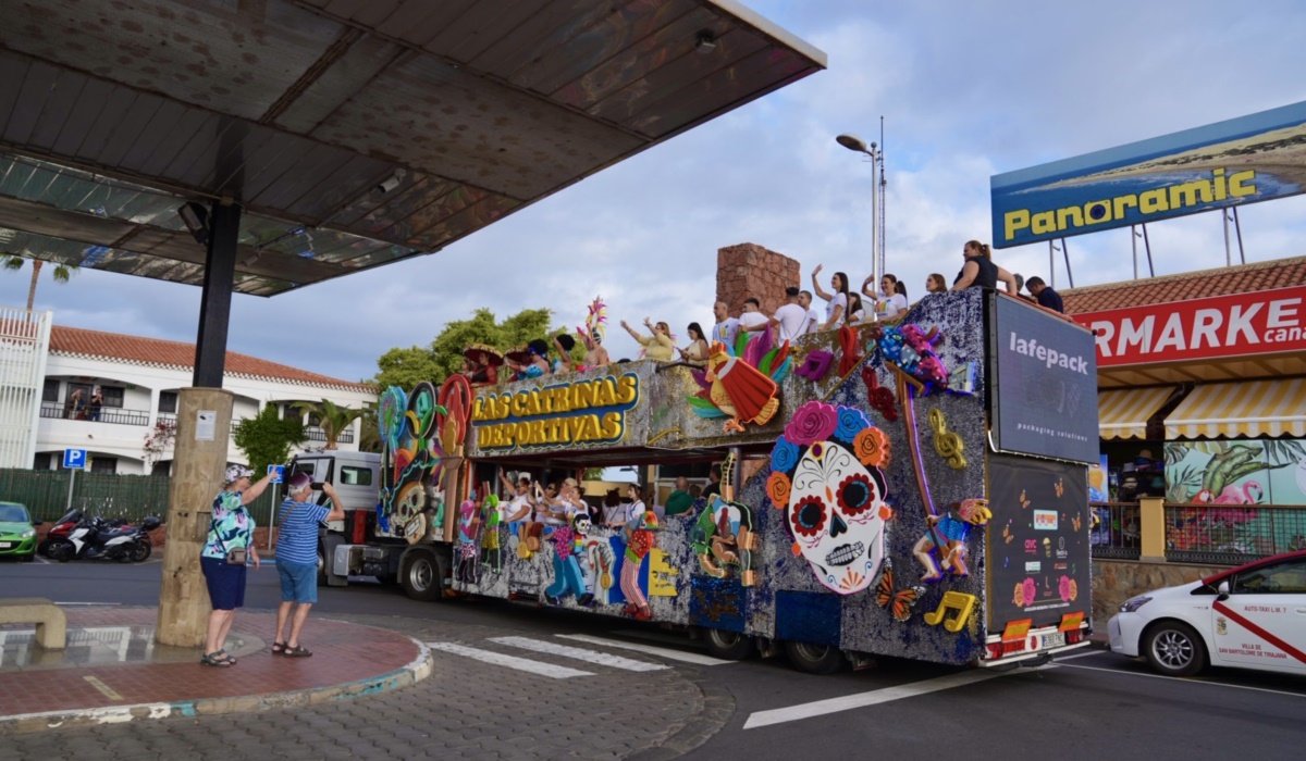 Las calles del sur reciben con alegría al desfile anunciador del Carnaval Internacional de Maspalomas 2025