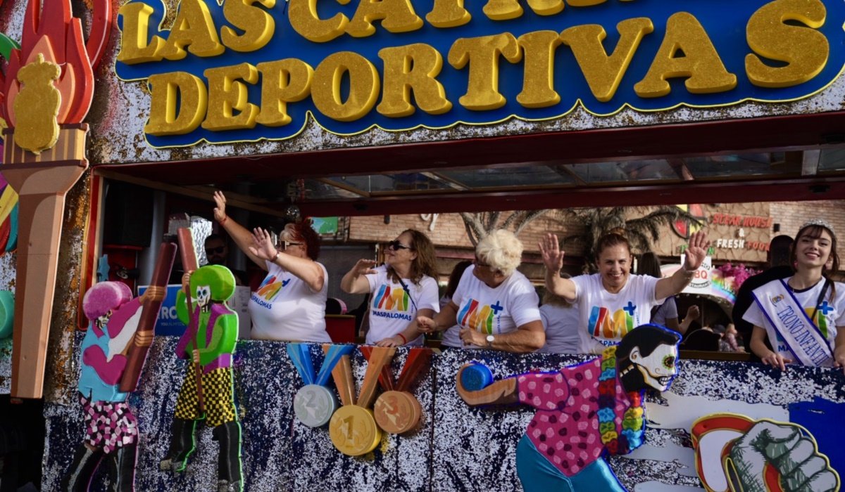 Las calles del sur reciben con alegría al desfile anunciador del Carnaval Internacional de Maspalomas 2025