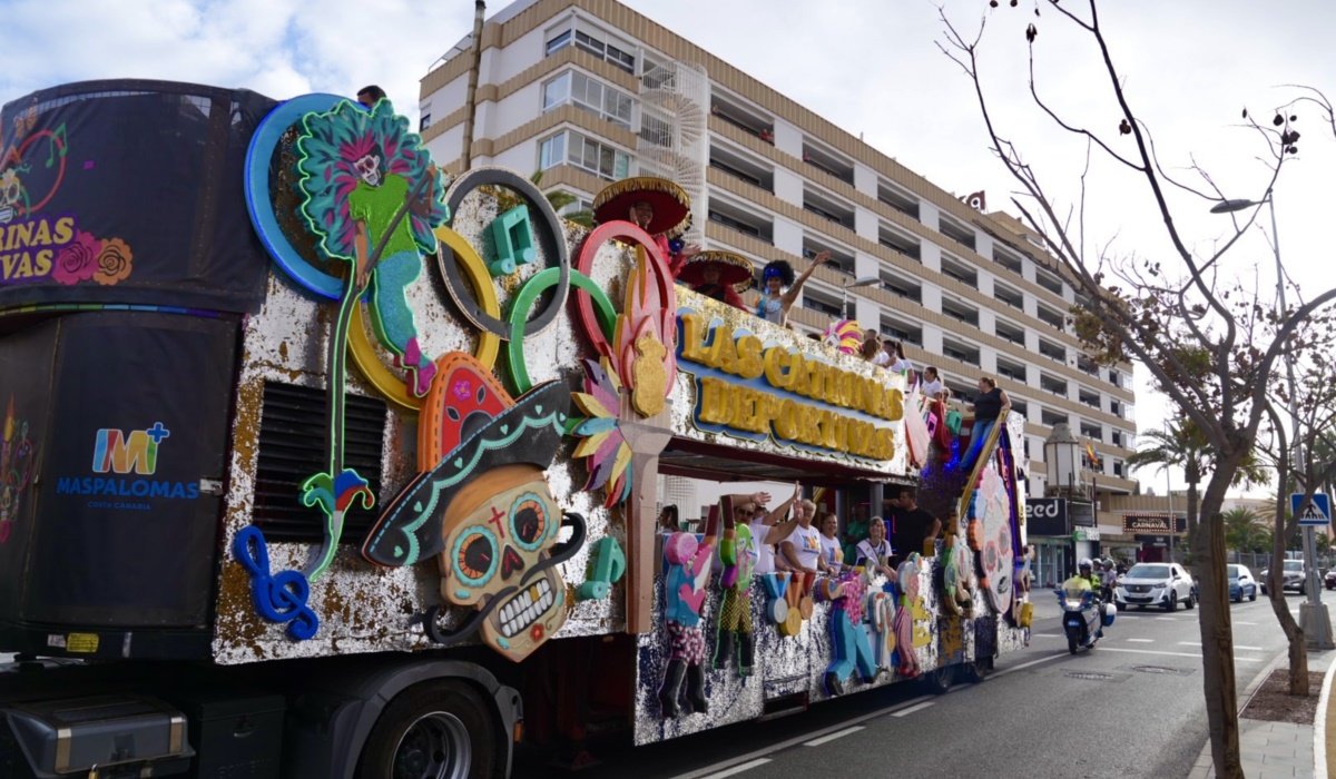 Las calles del sur reciben con alegría al desfile anunciador del Carnaval Internacional de Maspalomas 2025