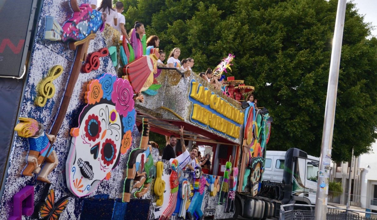 Las calles del sur reciben con alegría al desfile anunciador del Carnaval Internacional de Maspalomas 2025