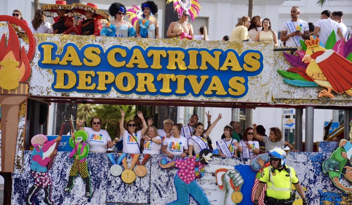 Las calles del sur reciben con alegría al desfile anunciador del Carnaval Internacional de Maspalomas 2025
