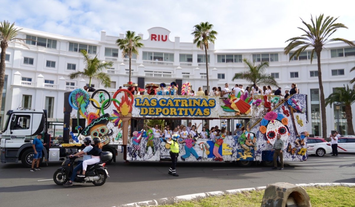Las calles del sur reciben con alegría al desfile anunciador del Carnaval Internacional de Maspalomas 2025