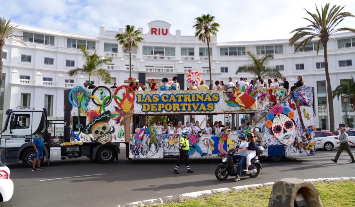 Las calles del sur reciben con alegría al desfile anunciador del Carnaval Internacional de Maspalomas 2025