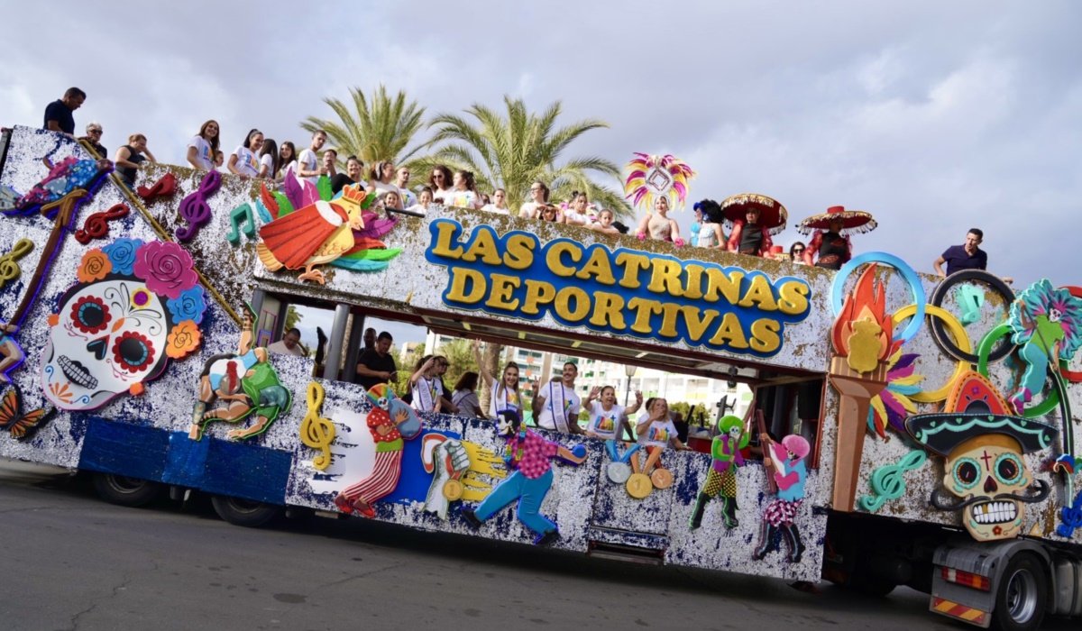 Las calles del sur reciben con alegría al desfile anunciador del Carnaval Internacional de Maspalomas 2025