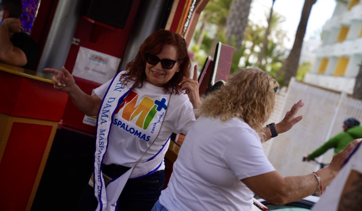 Las calles del sur reciben con alegría al desfile anunciador del Carnaval Internacional de Maspalomas 2025