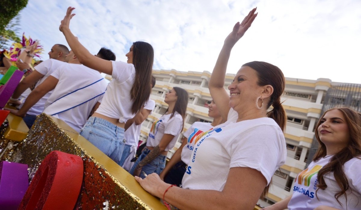 Las calles del sur reciben con alegría al desfile anunciador del Carnaval Internacional de Maspalomas 2025