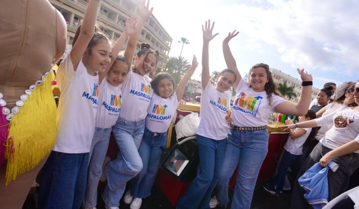 Las calles del sur reciben con alegría al desfile anunciador del Carnaval Internacional de Maspalomas 2025