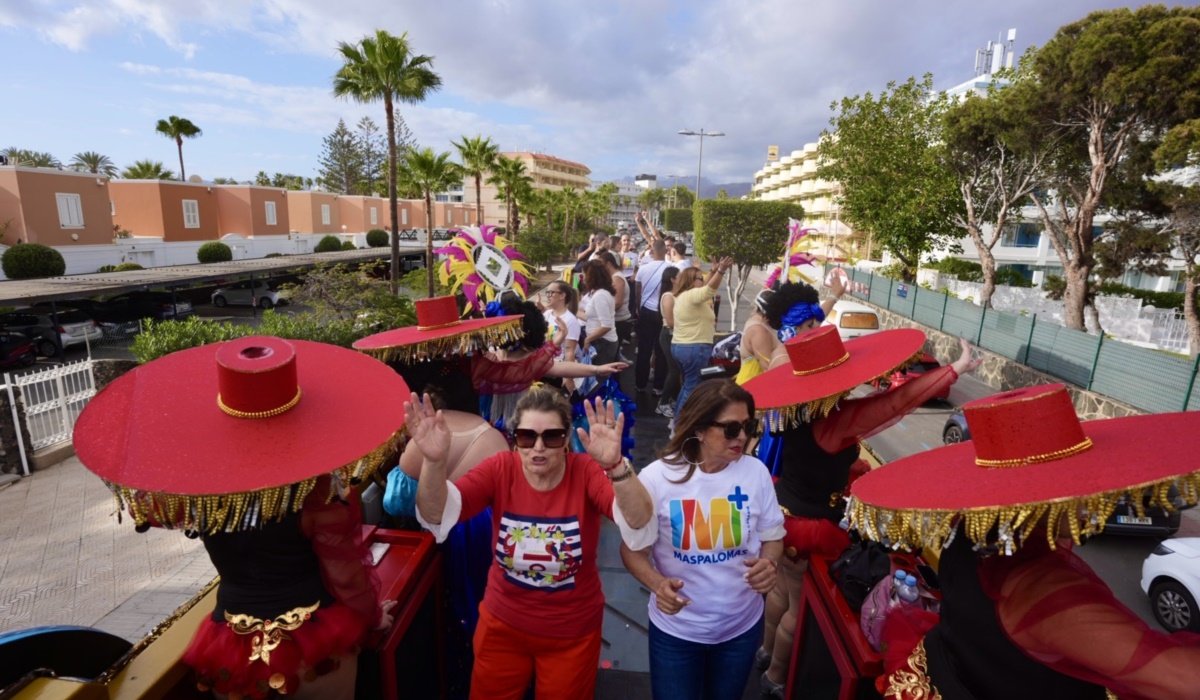 Las calles del sur reciben con alegría al desfile anunciador del Carnaval Internacional de Maspalomas 2025