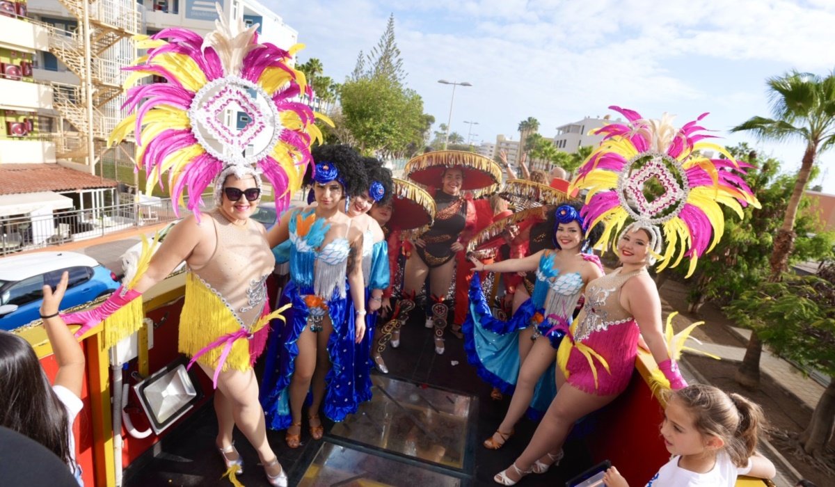 Las calles del sur reciben con alegría al desfile anunciador del Carnaval Internacional de Maspalomas 2025