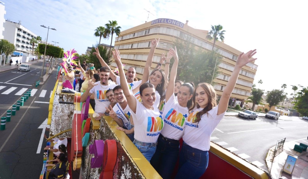 Las calles del sur reciben con alegría al desfile anunciador del Carnaval Internacional de Maspalomas 2025