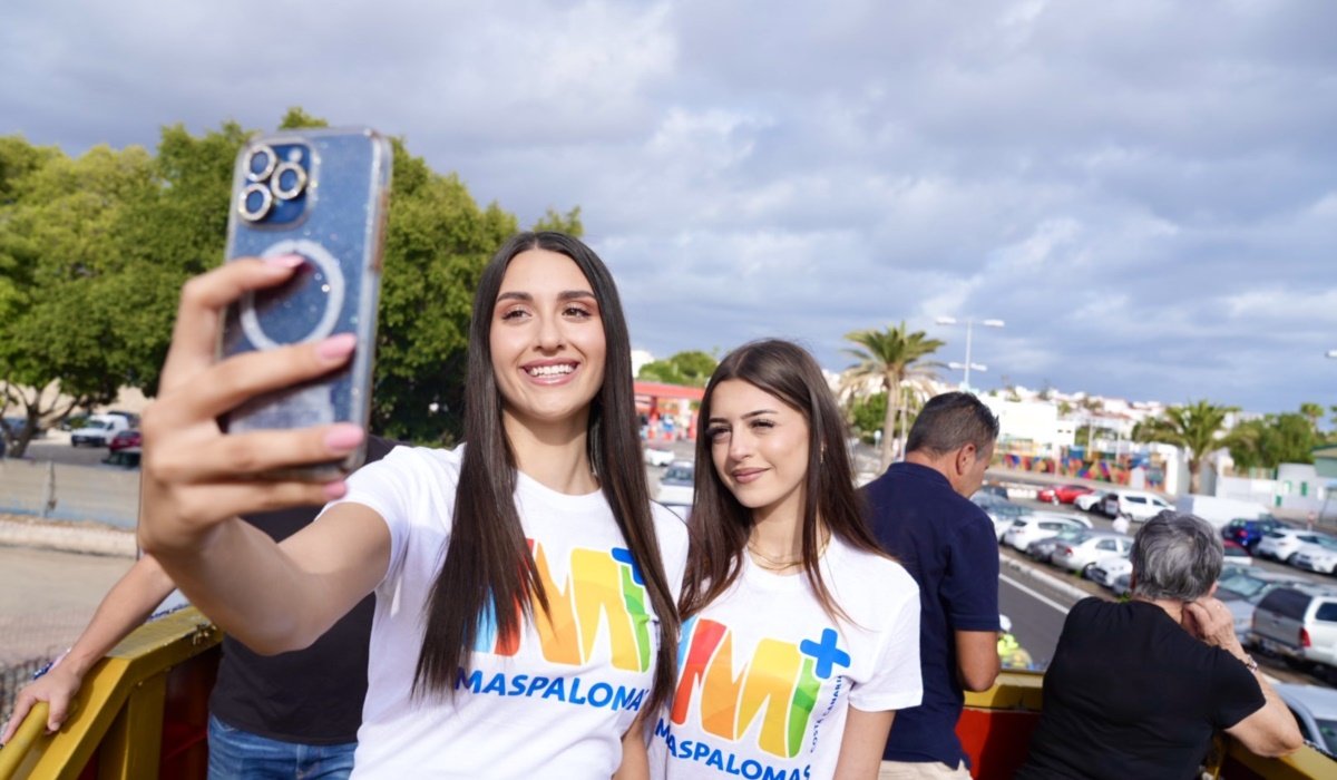 Las calles del sur reciben con alegría al desfile anunciador del Carnaval Internacional de Maspalomas 2025