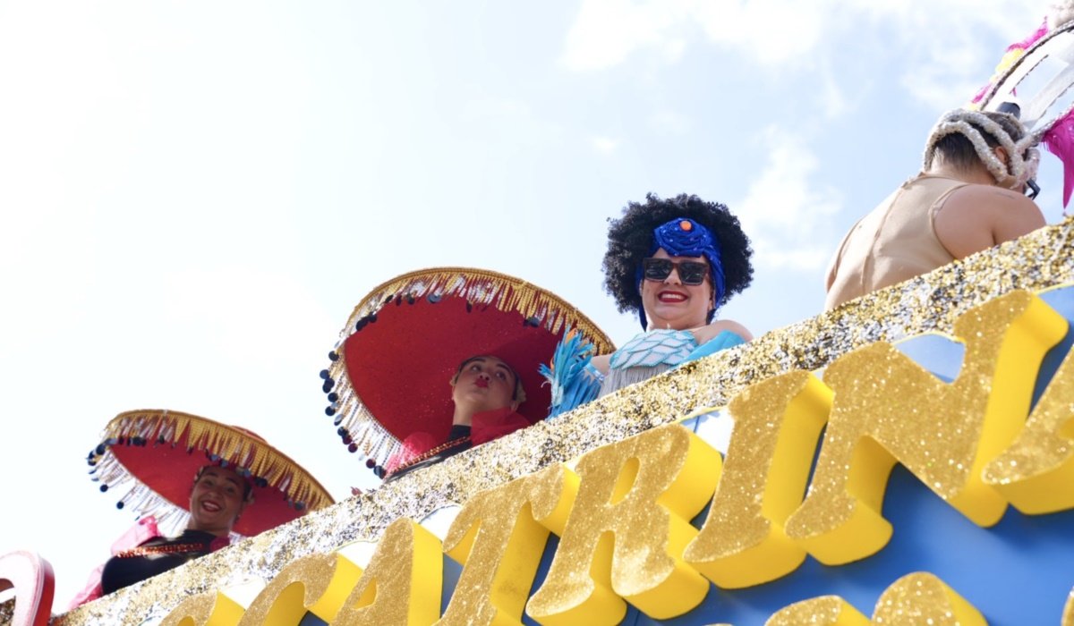 Las calles del sur reciben con alegría al desfile anunciador del Carnaval Internacional de Maspalomas 2025