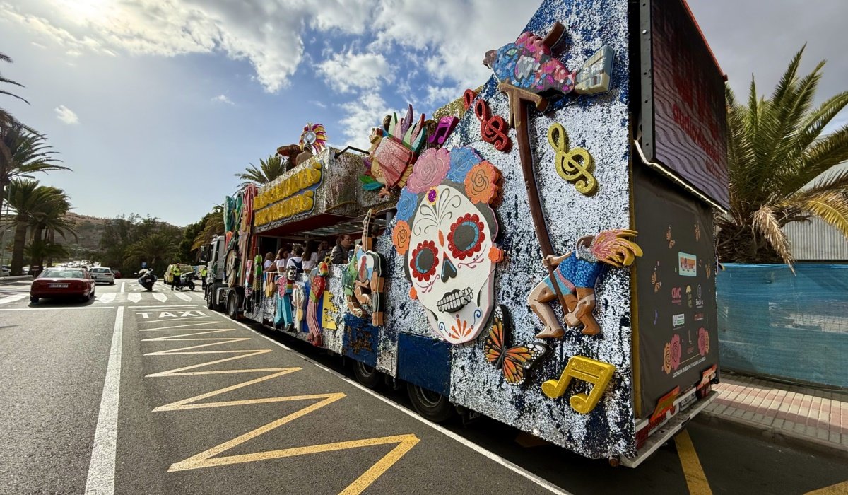 Las calles del sur reciben con alegría al desfile anunciador del Carnaval Internacional de Maspalomas 2025