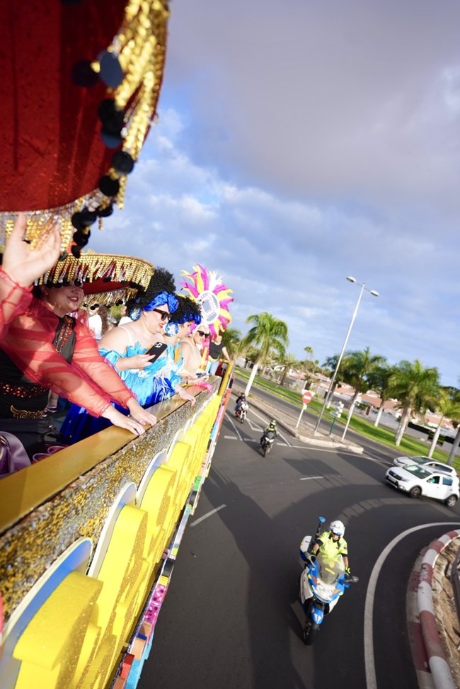 Las calles del sur reciben con alegría al desfile anunciador del Carnaval Internacional de Maspalomas 2025