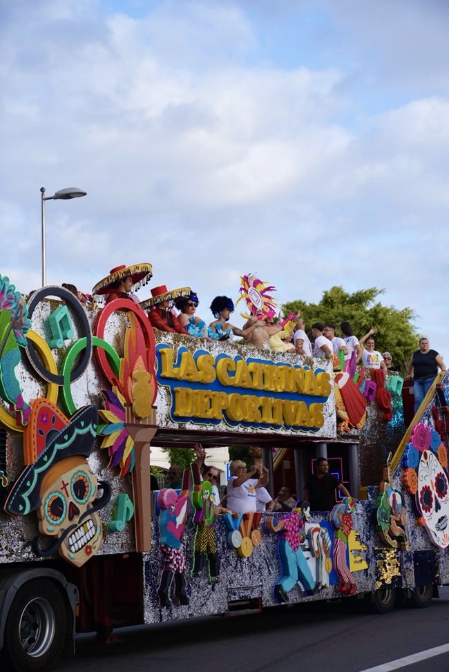 Las calles del sur reciben con alegría al desfile anunciador del Carnaval Internacional de Maspalomas 2025