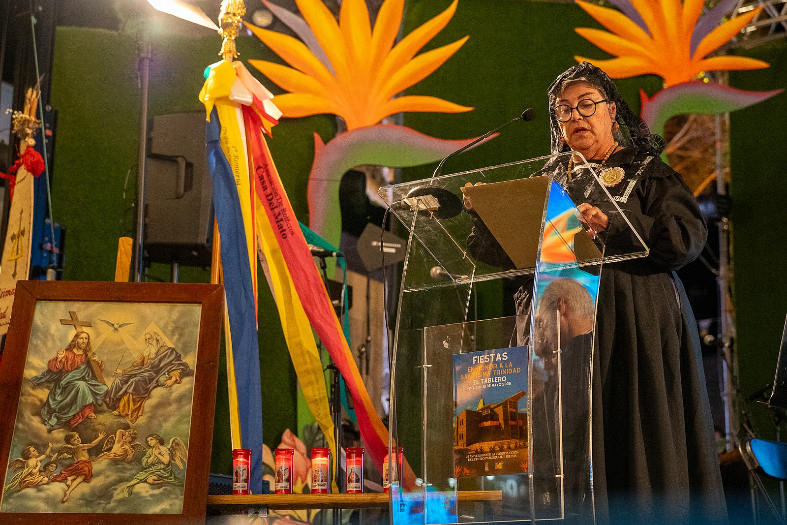 La Comisión de vecinos que recaudaron fondos para la construcción de la Iglesia de El Tablero recibe la Vara del Romero