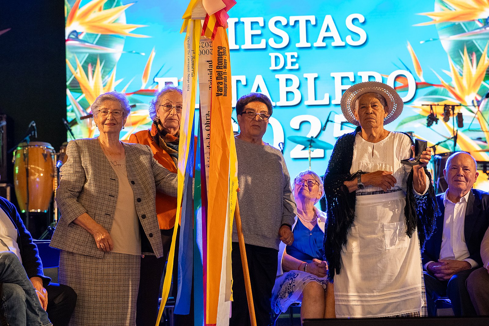 La Comisión de vecinos que recaudaron fondos para la construcción de la Iglesia de El Tablero recibe la Vara del Romero