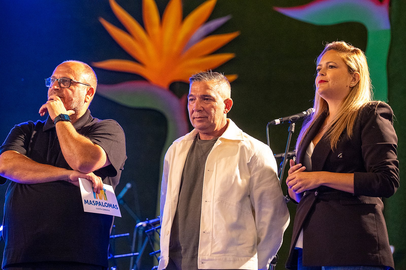 La Comisión de vecinos que recaudaron fondos para la construcción de la Iglesia de El Tablero recibe la Vara del Romero