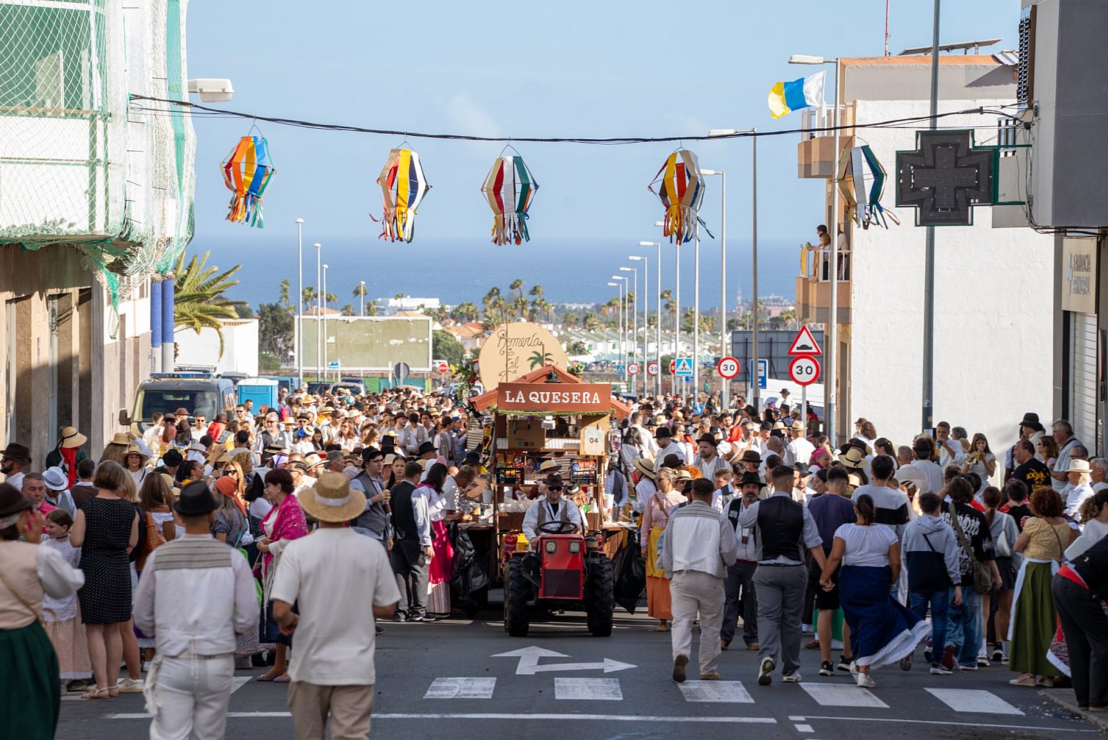 Más de 5.000 personas agasajan a la Santísima Trinidad en la Romería y Ofrenda de El Tablero 2025
