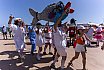 Éxito del Carnaval al Sol y homenaje a Cristóbal Rodríguez durante el rescate de la sardina en Playa del Inglés
