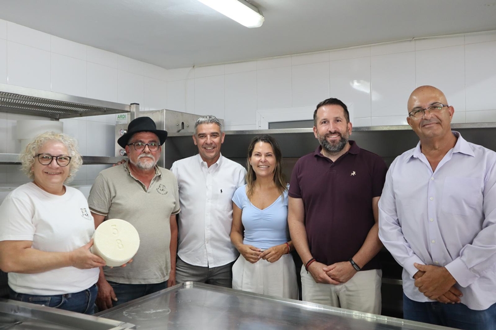 20260806_AG_El_consejero_de_Soberanía_Alimentaria_Narvay_Quintero_y_la_concejala_Araceli_Armas_durante_la_visita_a_la_Quesería_La_Gloria_y_sus_responsables_José_Ortega_y_Paqui_Pérez_2.jpg