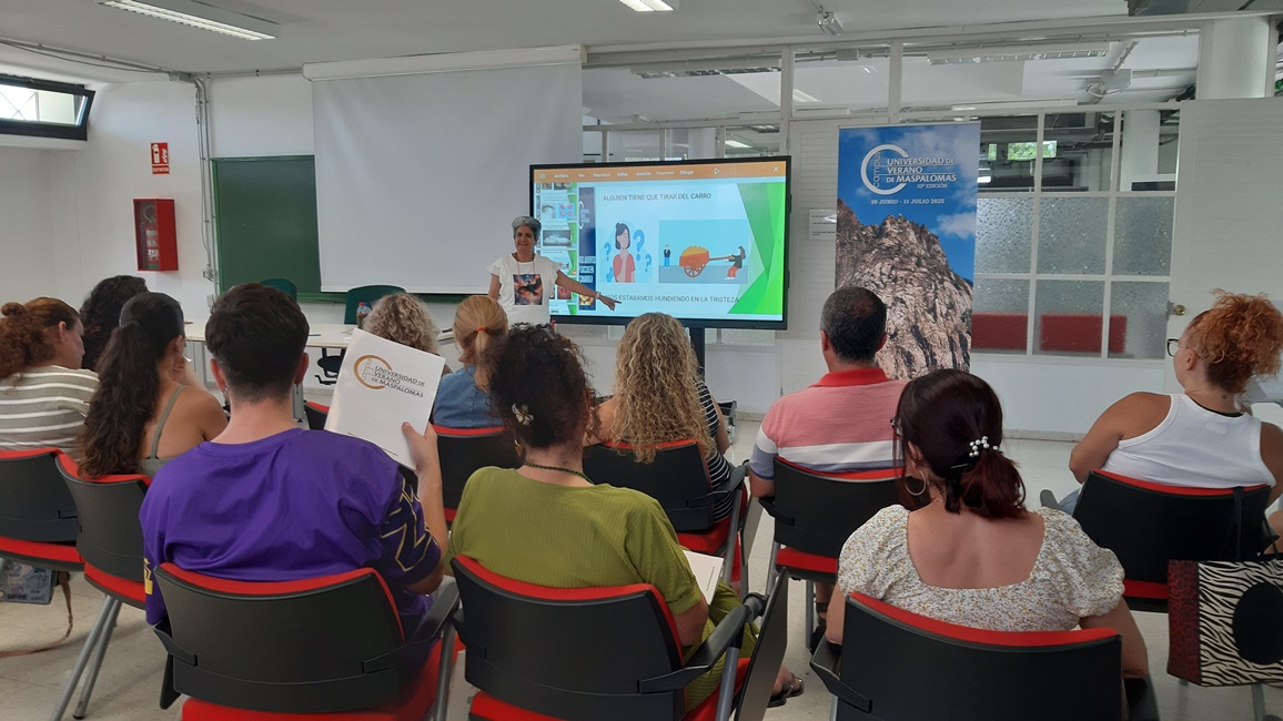 20250703_CUL_UVM_Auxiliadora_Martel_durante_su_intervención.jpg