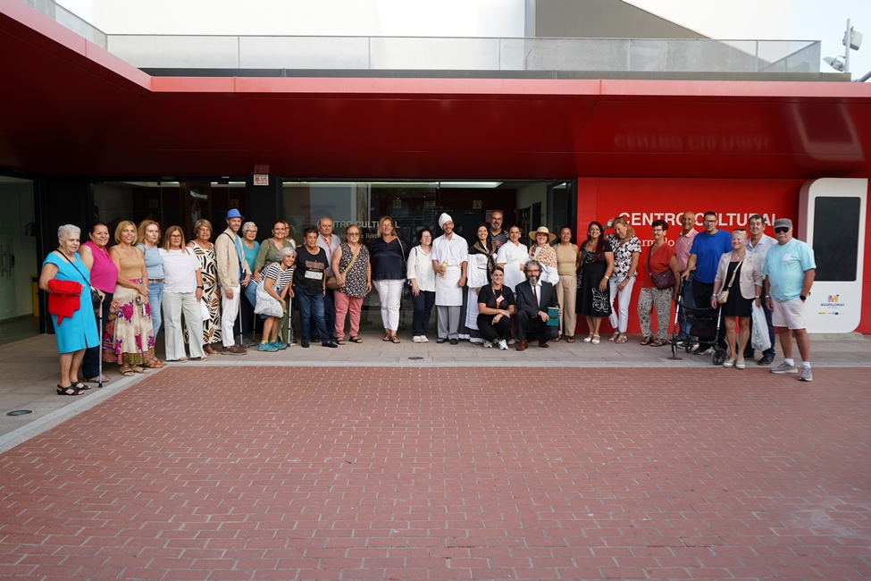 20260612 CU Muchos vecinos y vecinas se fotografiaron con los actores y actrices del recorrido históricoal finalizar la función
