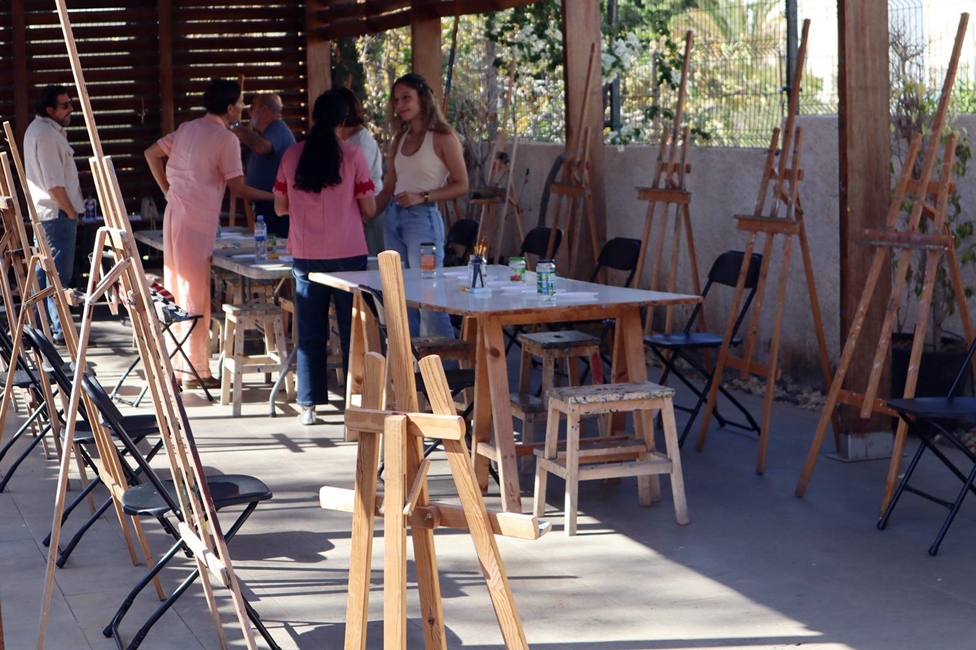 20251111 CUL Irene Hidalgo conversa con la concejala Esther Delgado antes de impartir el taller experimental de pintura