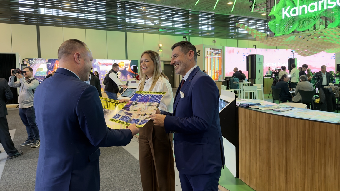 20260303 TUR Alejandro Marichal y Yilenia Vega en el stand de Canarias