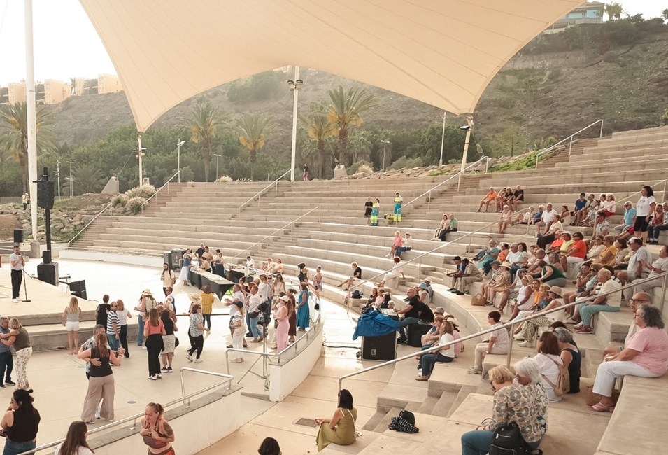 20260419 MY Tardeo Escenario con Dani Calero y público asistente